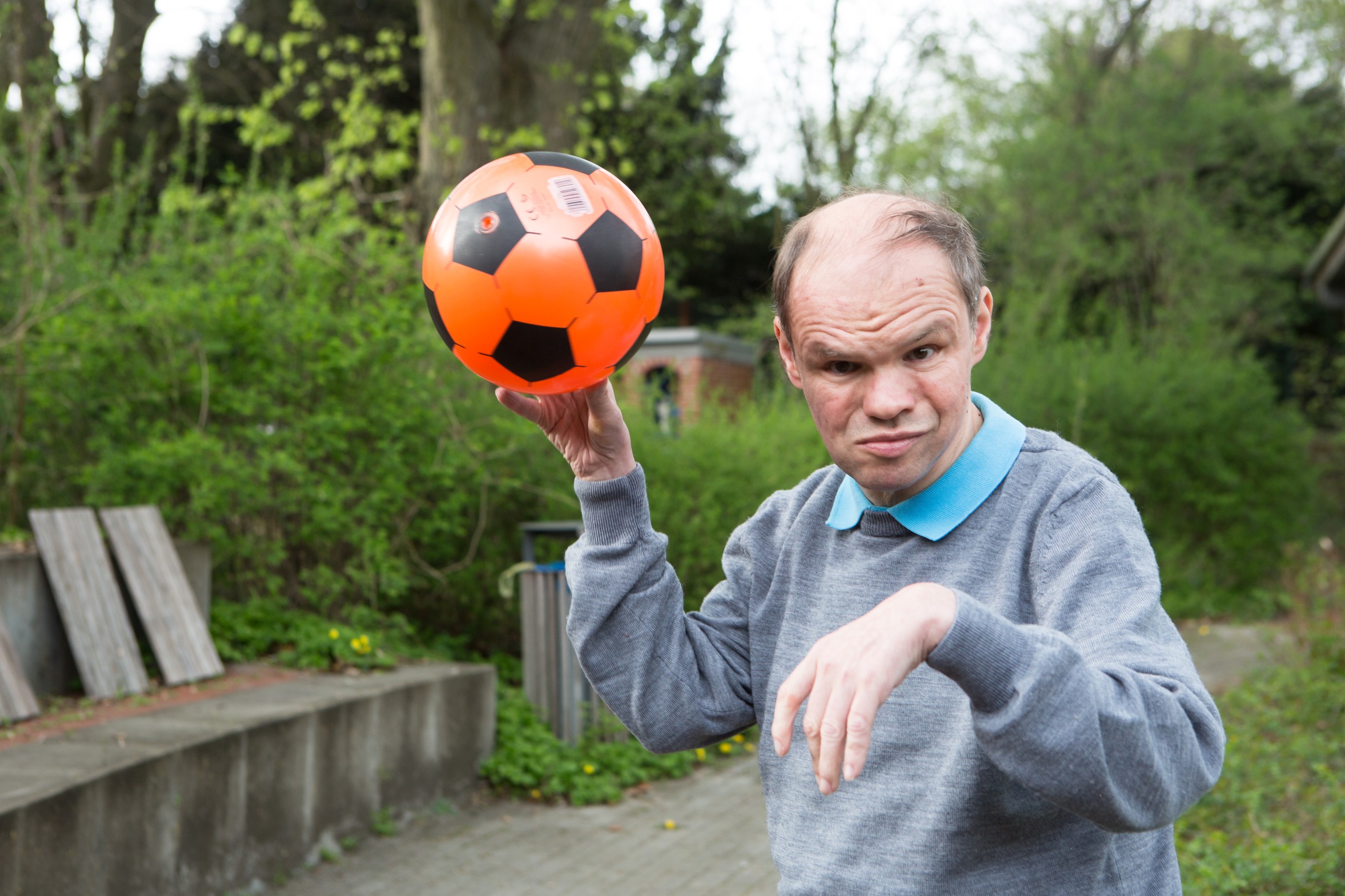 Mensch mit Behinderung spielt mit Ball