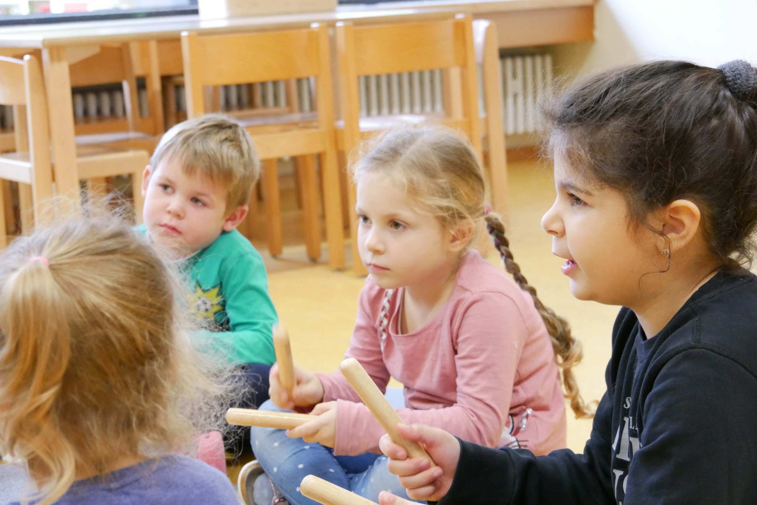 Kinder musizieren mit Klanghölzern