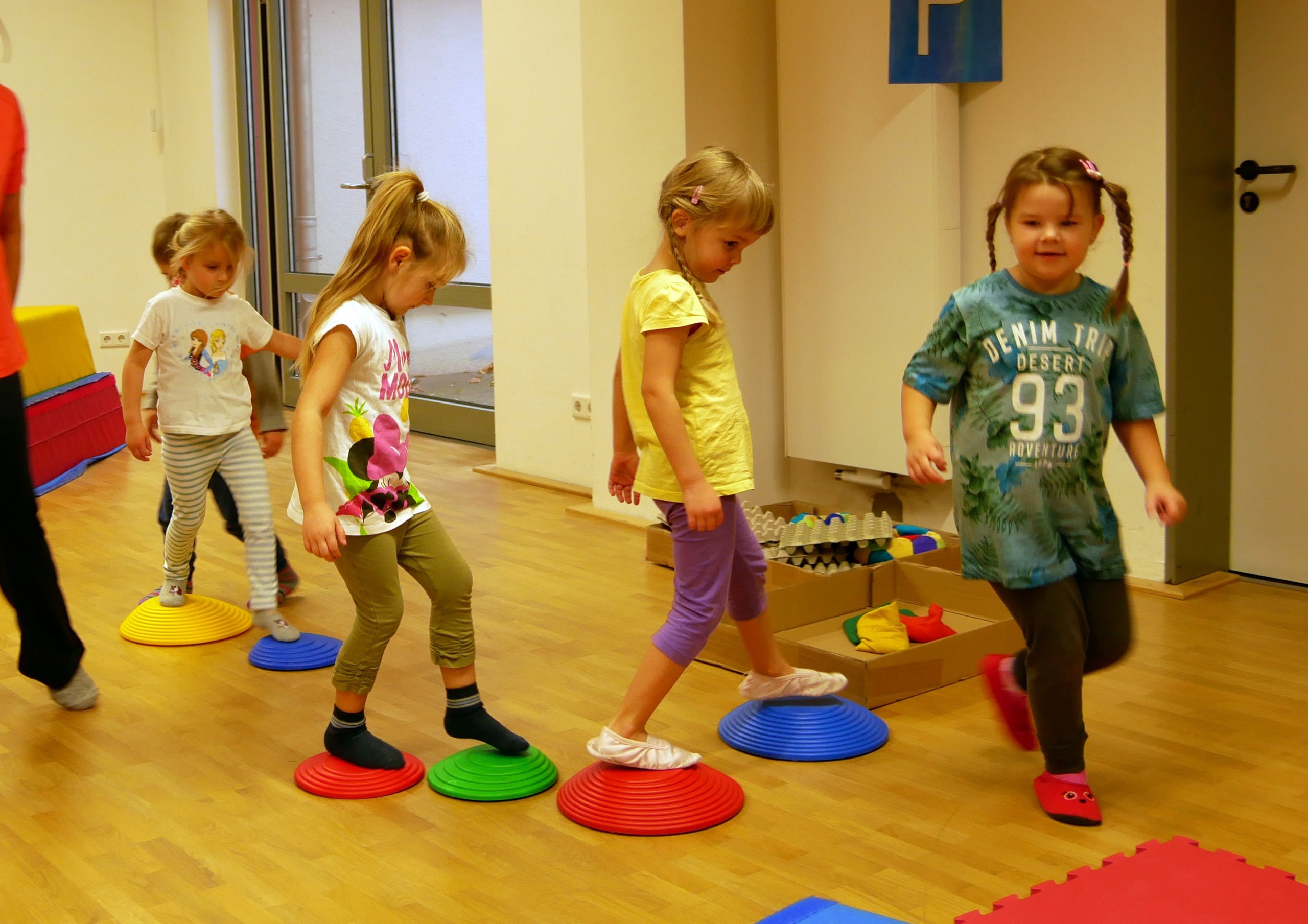 Kinder laufen über einen Parcours in der Turnhalle