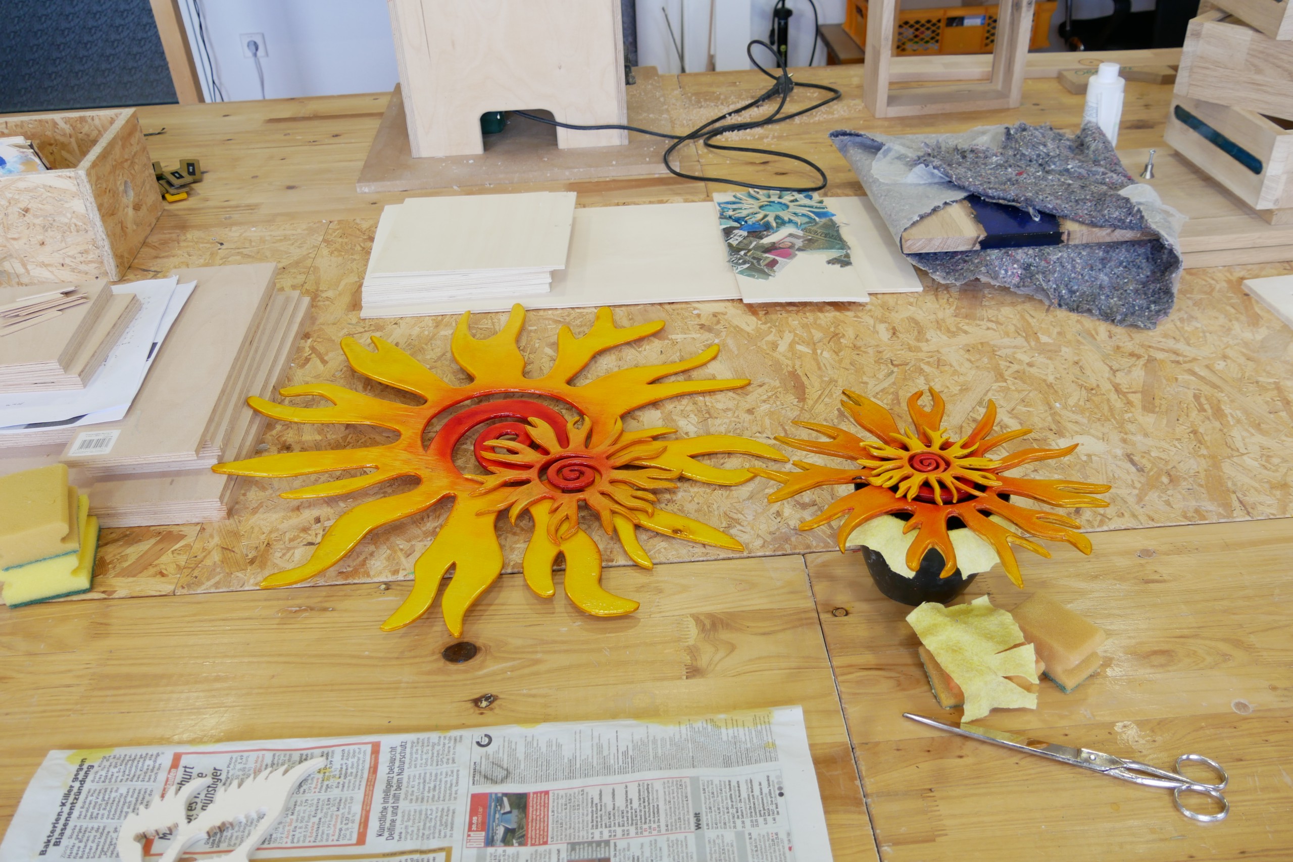 Kreative Holszarbeiten liegen auf dem Tisch einer Werkstatt